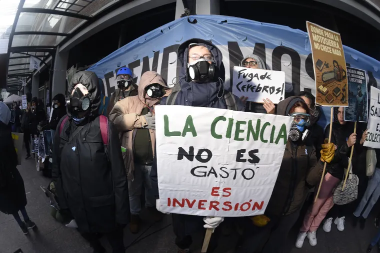 MÁS DEUDA, MENOS CIENCIA; POR REYNALDO SIETECASE