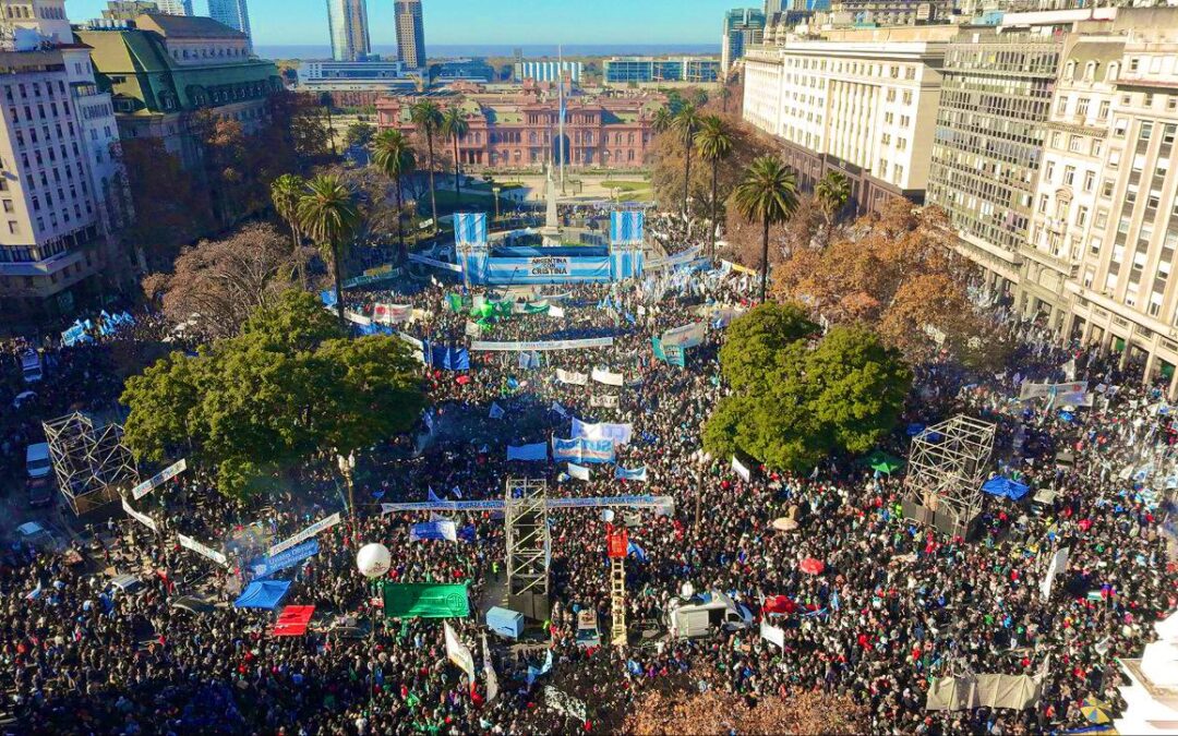 CRISTINA CON PLAZA Y SIN BALCÓN; POR REYNALDO SIETECASE
