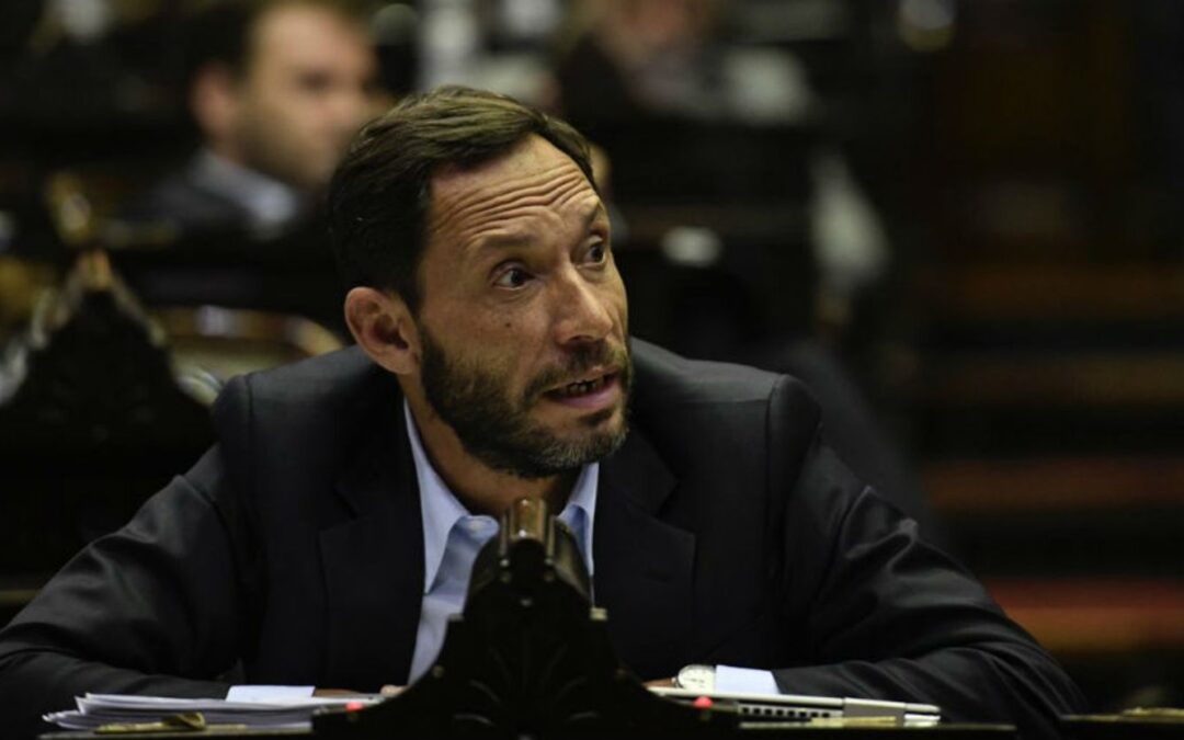 MAXIMILIANO FERRARO: «ADORNI NOS TOMA POR ESTÚPIDOS A TODOS»
